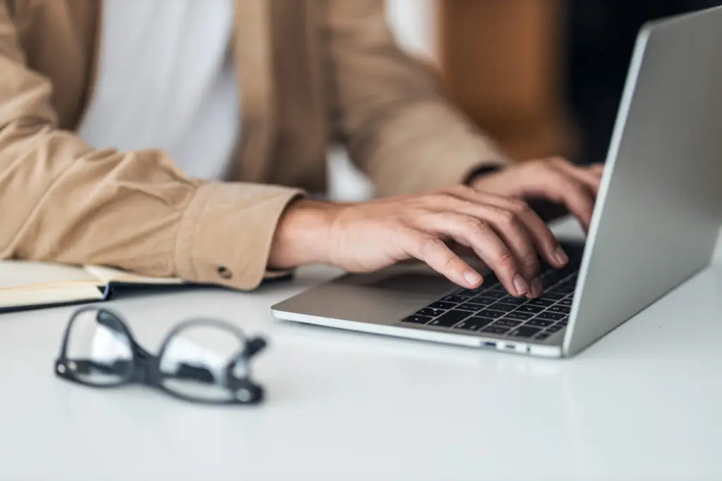 Une personne tapant sur le clavier d'un ordinateur